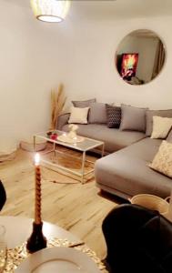 salon z kanapą i stołem w obiekcie Gite avec jacuzzi privé w mieście Arnières-sur-Iton