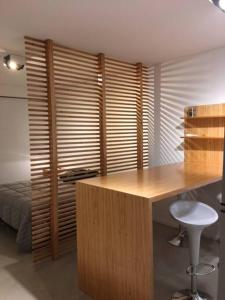 a bedroom with a wooden desk and a bed at Excelente estudio premium con amenities in Buenos Aires