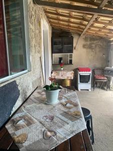 a table with shells on it in a room with a kitchen at Kit net linda e aconchegante in Cabo Frio