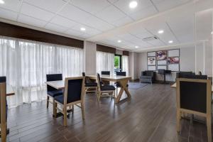 una oficina con sala de conferencias con mesa y sillas en Hampton Inn Natchitoches en Shamard Heights