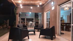 Habitación con sillas, mesa y comedor. en Departamento con Quincho en Villa Unión