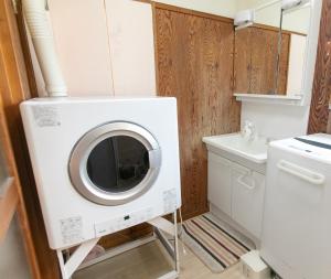 lavadero con lavadora y secadora en Nosecho Guest House - Vacation STAY 14366 en Kawabe
