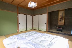1 Schlafzimmer mit einem weißen Bett und einem TV in der Unterkunft Nosecho Guest House - Vacation STAY 14366 in Kawabe