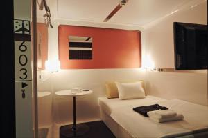 Postel nebo postele na pokoji v ubytování First Cabin Shinbashi Atagoyama + 20 fotografií