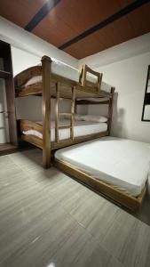 two bunk beds are sitting in a room at Apartamento Confort Quindío in Calarcá