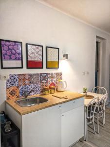 Een keuken of kitchenette bij La Sartoria - Casetta napoletana