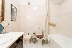 Et badeværelse på Apartamento central Setúbal sossegado e com luz + 32 billeder