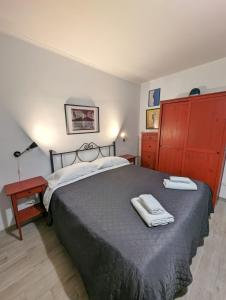 een slaapkamer met een bed met twee handdoeken erop bij La Sartoria - Casetta napoletana in Napels