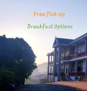 un panneau indiquant que vous pourrez prendre votre petit-déjeuner gratuitement à côté d'une maison dans l'établissement Sipanya Guesthouse, à Muang Phônsavan