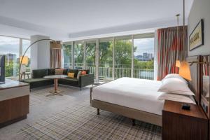 une chambre d'hôtel avec un lit et un balcon dans l'établissement Hilton Amsterdam, à Amsterdam 37 autres photos