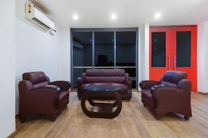 a waiting room with leather chairs and a table at OYO Townhouse 79957 Oyo Townhouse 411 Hotel Clark Inn in Patna