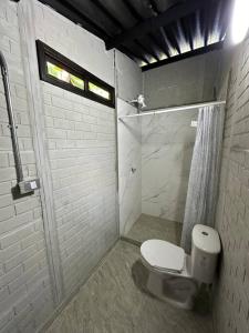 Vonios kambarys apgyvendinimo įstaigoje Glamping monterrio