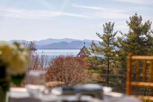 een balkon met uitzicht op een kerk en een meer bij Hilton Burlington Lake Champlain in Burlington