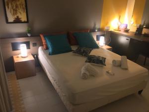 ein Schlafzimmer mit einem Bett mit Handtüchern darauf in der Unterkunft Good Mood Studio - Manganao Hôtel in Saint-François