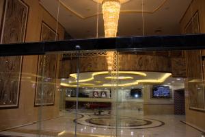 a lobby with a chandelier in a building at فندق لؤلؤة العنود مكة Loulouat Al Anood Hotel Mecca in Makkah