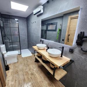 a bathroom with two sinks and a mirror at Bailén 3 in Cáceres