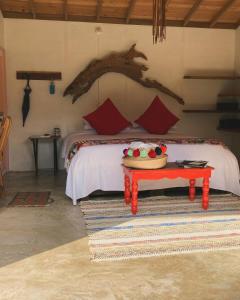 a bedroom with a bed and a table with a bowl on it at La Cabaña Encantada in Támesis
