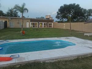 um quintal com uma piscina e uma casa em Quinta La Balbina em Corrientes