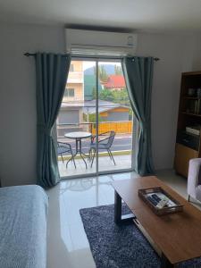 Posezení v ubytování English owned Homestay and Yoga