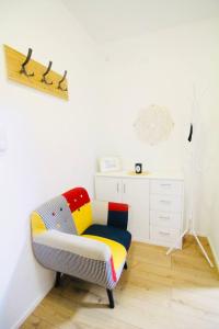 silla colorida en una habitación con escritorio en Modern Apartment in Millennium City Area, en Viena