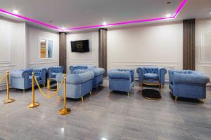 een wachtkamer met blauwe stoelen en een wachtkamer bij Sofy hotel in Bouira