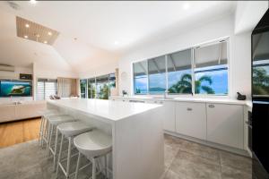 Una cocina o cocineta en Seascape on Shutehaven - Whitsunday Views Holiday Home