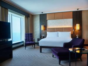 Postel nebo postele na pokoji v ubytování Hilton Baku