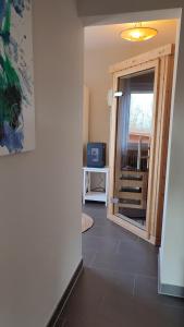 a hallway with a door to a room with a window at Zimmer im Herzen Gößweinsteins in Gößweinstein +5 photos