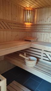 uma sauna com uma tigela e utensílios em Zimmer im Herzen Gößweinsteins em Gößweinstein