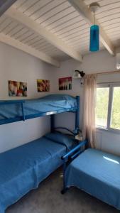 Dos literas en una habitación con ventana. en Cómodo dúplex frente al mar, en Monte Hermoso 23 fotos más