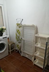 a laundry room with a refrigerator and a washing machine at Apartamento céntrico en Granada con garaje gratis. in Granada