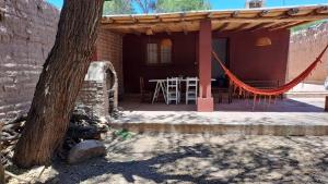 una casa con una hamaca delante en La casa Roja en San Carlos