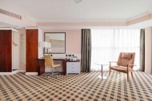 a hotel room with a desk and a chair at DoubleTree by Hilton Hotel Newcastle International Airport in Newcastle upon Tyne