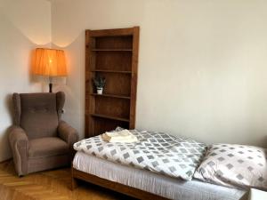 Postel nebo postele na pokoji v ubytování Spacious apartment - free parking!
