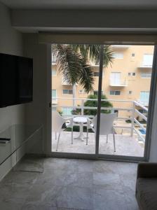 ein Wohnzimmer mit Blick auf einen Innenhof in der Unterkunft Departamento en Acapulco Diamante in Acapulco