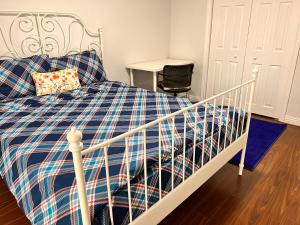 Un pat sau paturi într-o cameră la 3 BR GREAT HOUSE WITH 2 parking