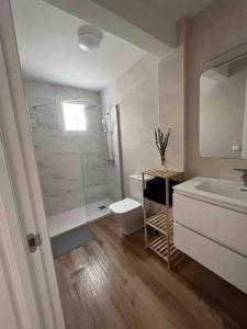 Ένα μπάνιο στο Apartamento a 50m de la playa en Guardamar