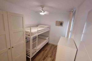 Ένα ή περισσότερα κρεβάτια σε δωμάτιο στο Apartamento a 50m de la playa en Guardamar