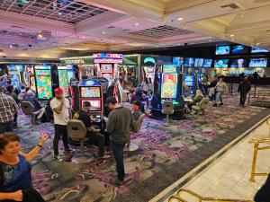 un grupo de personas jugando videojuegos en un casino en Attractive Modern Unit by Flamingo Strip Las Vegas, en Las Vegas