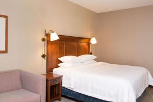 Postel nebo postele na pokoji v ubytování Hampton Inn & Suites Rochester/Victor