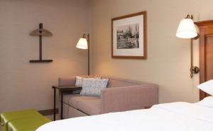 Postel nebo postele na pokoji v ubytování Hampton Inn & Suites Rochester/Victor