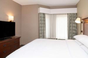 Postel nebo postele na pokoji v ubytování Hampton Inn & Suites Rochester/Victor