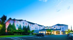 a parking lot in front of a apartment complex at Hilton Garden Inn Seattle/Renton in Renton