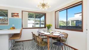 Una cocina y un comedor con mesa y sillas. en Sylvia's at Currarong, en Currarong 15 fotos más