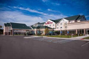 un aparcamiento vacío frente a un edificio en Hilton Garden Inn St. Louis Airport en Berkeley