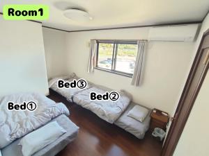 菊川市にあるyadoru-i-to-ko-to - Vacation STAY 14261のベッド2台と窓が備わる客室です。