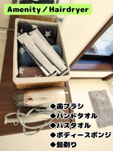 een doos gevuld met boeken bovenop een tafel bij yadoru-i-to-ko-to - Vacation STAY 14261 in Kikugawa