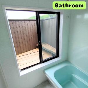 uma casa de banho com uma banheira ao lado de uma janela em yadoru-i-to-ko-to - Vacation STAY 14261 em Kikugawa