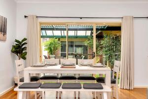 A restaurant or other place to eat at Brompton Bliss - A Relaxed Northern Adelaide Retreat
