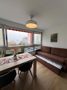 - un salon avec un canapé et une table dans l'établissement Hany apartment Ducado 7-C, à Benidorm
